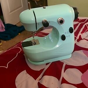 Mini sewing machine